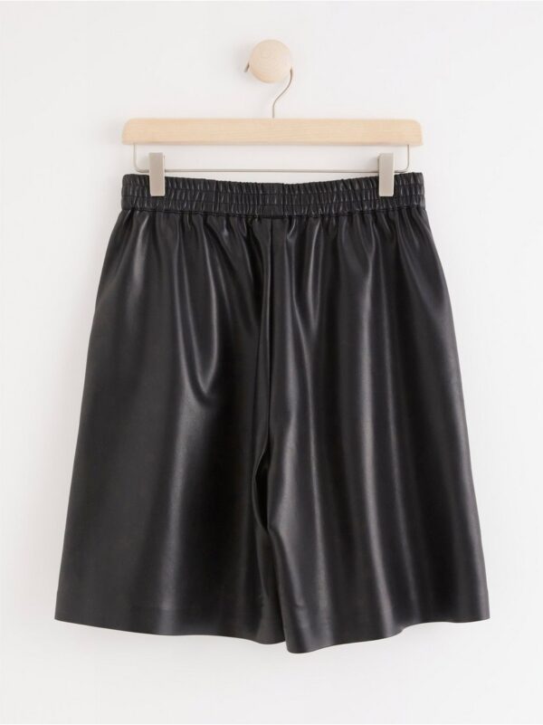 Shorts in imitation leather - 8212871-80
