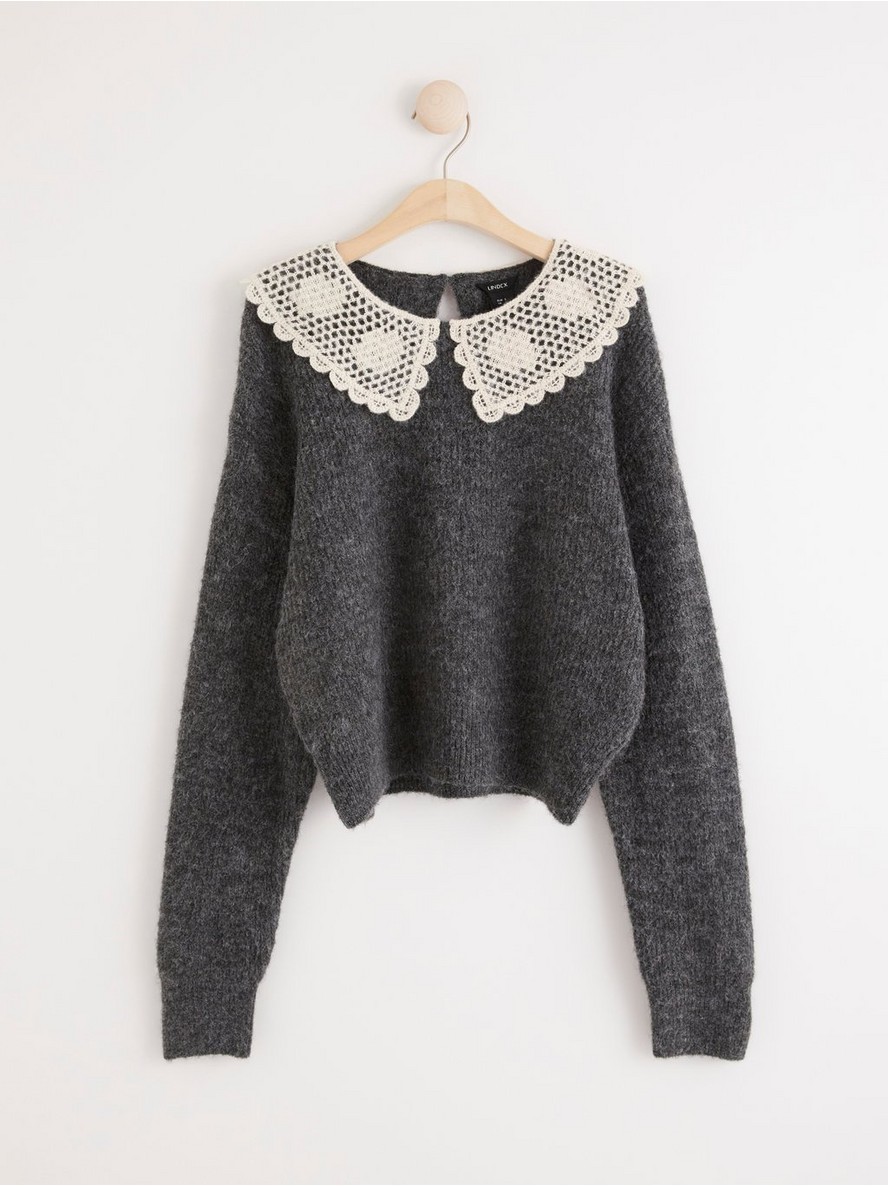 Dzemper – Knitted jumper with crochet lace collar