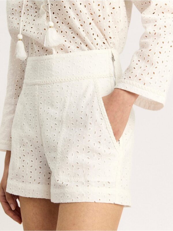 Shorts with broderie anglaise - 8375931-300
