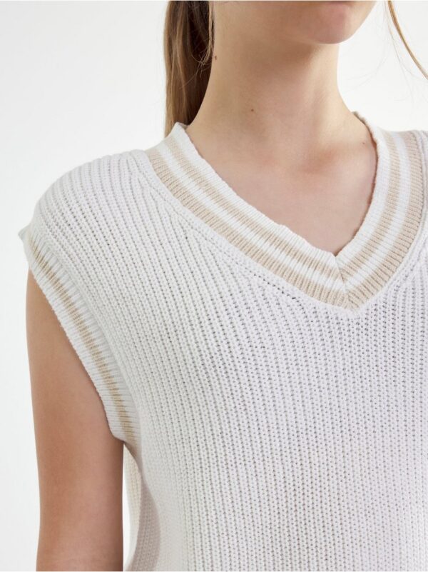 Knitted v-neck vest - 8406764-300