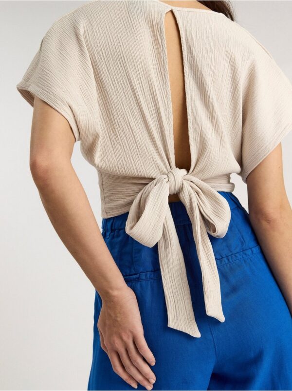 Cropped v-neck top with back tie - 8452675-7403