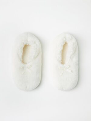 Fake fur slippers - 8430303-325