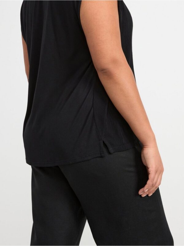 Sleeveless v-neck top with texture - 8583150-80