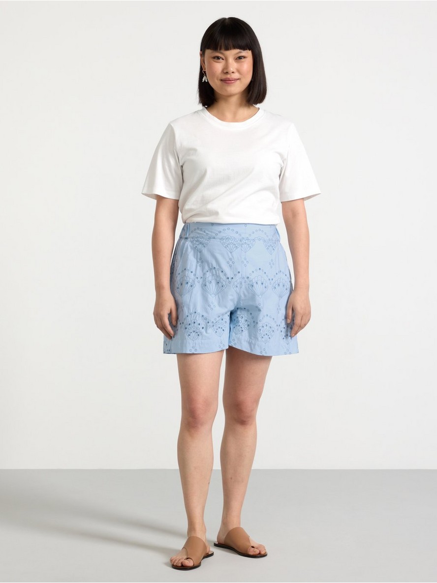 Sorts – Shorts with broderie anglaise