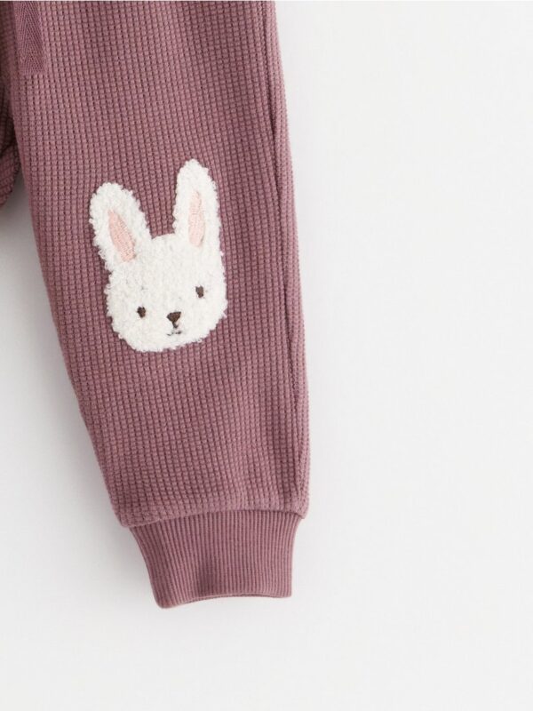 Joggers with knee appliqué - 3002764-9508