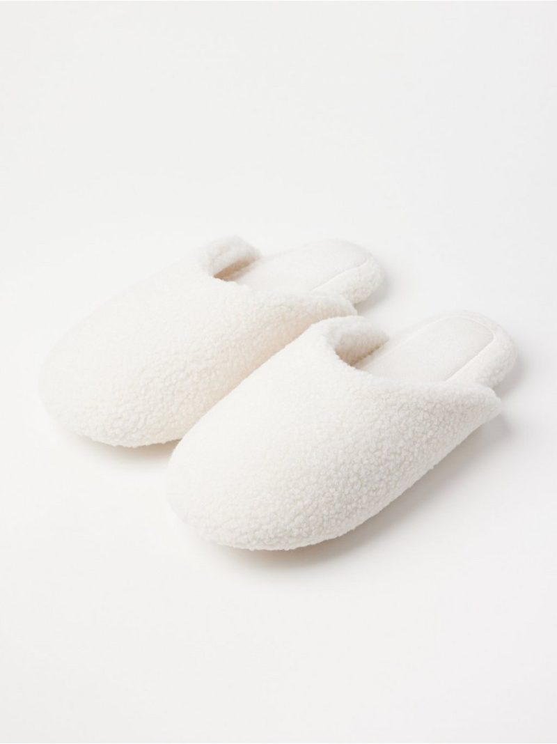 Slippers in pile - 3001790-300
