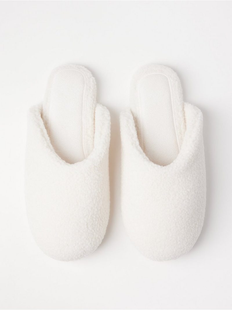 Slippers in pile - 3001790-300