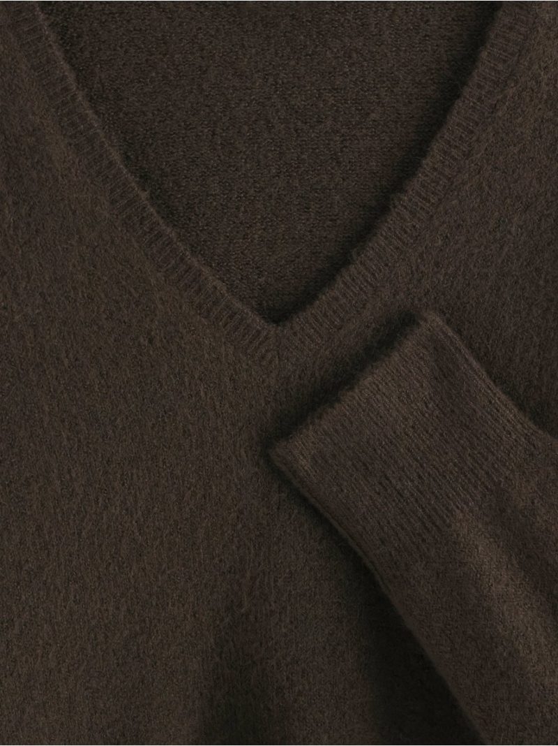 Fine-knit jumper with v-neck - 3013450-7024