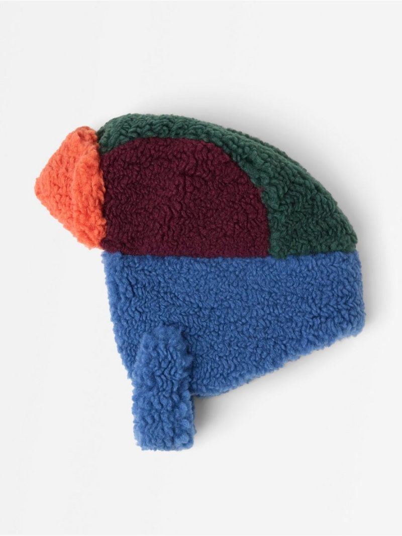 Trapper hat in pile - 3013136-2023